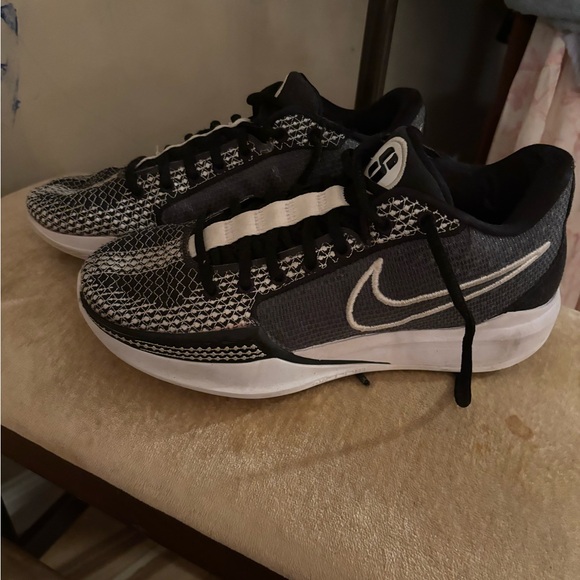 Nike Black and White Women's Sneakers - Picture 2 of 9